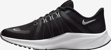 Chaussure de sport 'Quest 4' NIKE en noir : devant