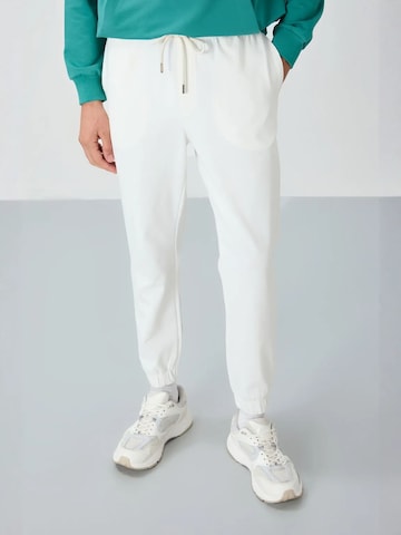 Tommy Life Broek in Wit: voorkant