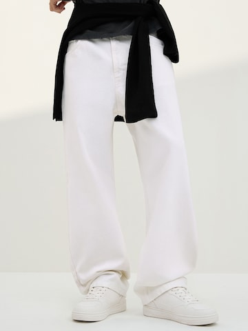 Bershka Baggy Дънки в бяло: отпред