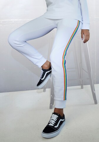 Slimfit Pantaloni 'Pride' de la LASCANA pe alb: față