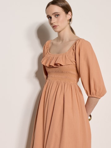 Robe ' ' Apricot en orange