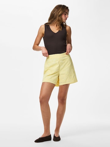 Regular Pantalon PIECES en jaune
