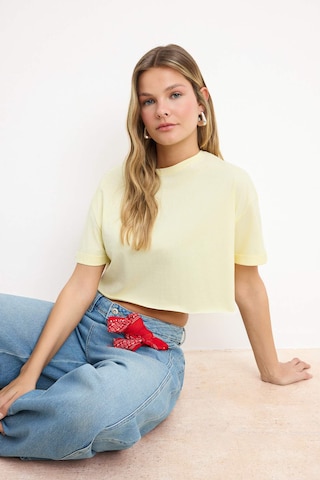 Tricou de la Trendyol pe galben: față