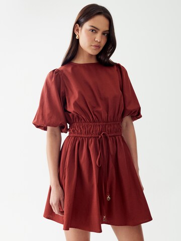 The Fated Dress 'Lloyd' in Brown: front