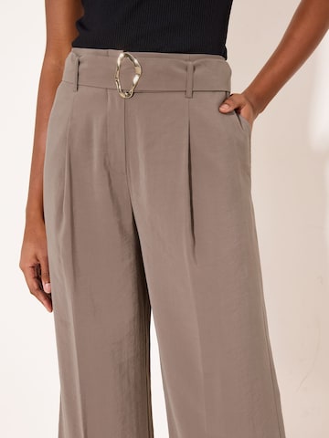 Wide leg Pantaloni con pieghe di Lipsy in marrone