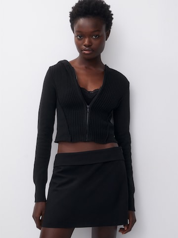 Geacă tricotată de la Pull&Bear pe negru: față