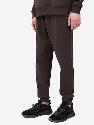 4F Regular Trousers in Brown: front