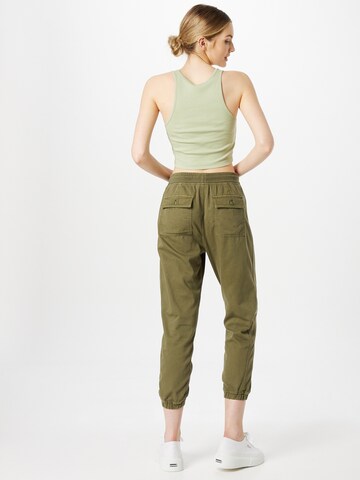 Tapered Pantaloni de la GAP pe verde