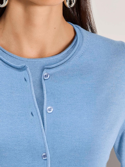 MADELEINE Strickjacke in blau, Produktansicht