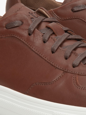 Sneaker bassa '12182' di Estro in marrone