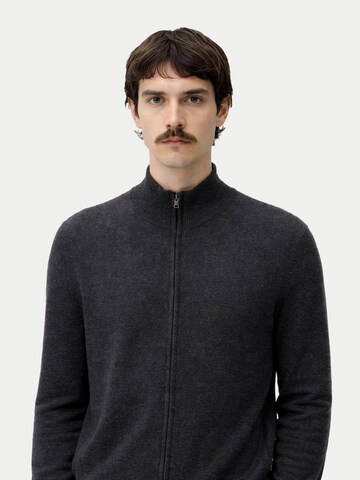GOBI Cashmere Kardigan 'Men's Essential Full-Zip Cashmere Cardigan' – šedá: přední strana