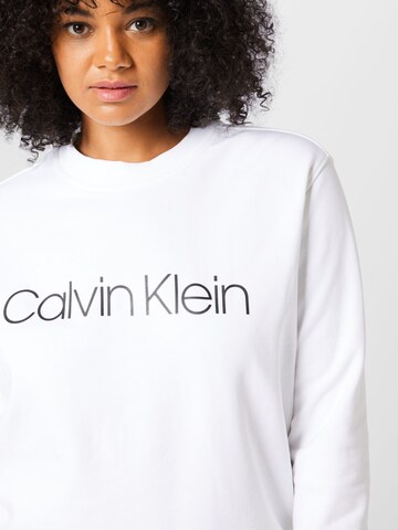 Felpa di Calvin Klein Curve in bianco