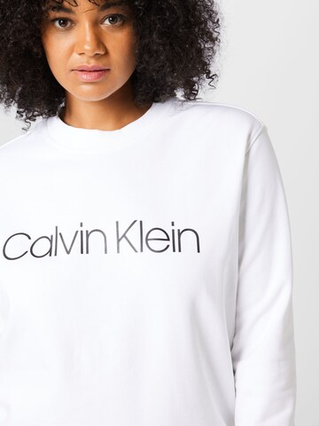 Sweat-shirt Calvin Klein Curve en blanc