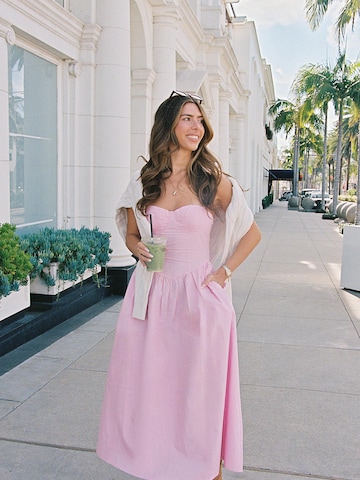 Abito di noar studios in rosa