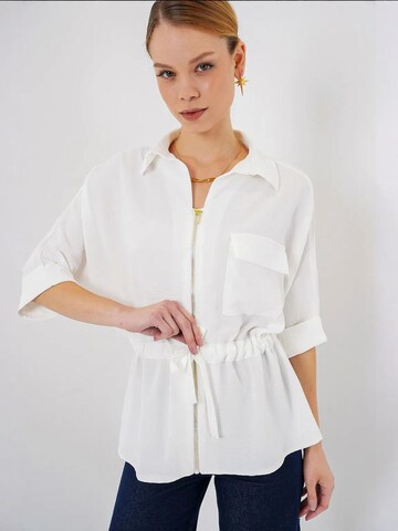 Bigdart Blouse in White: front