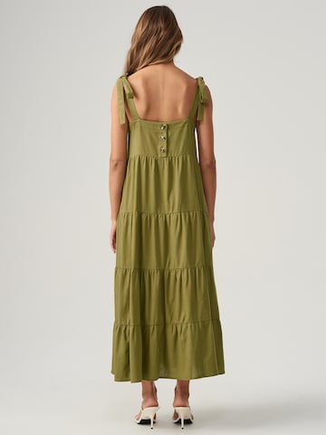 St MRLO Φόρεμα 'LENNOX' σε πράσινο: πίσω