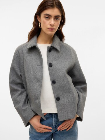 VERO MODA - Chaqueta de entretiempo 'FORTUNEMIE' en gris