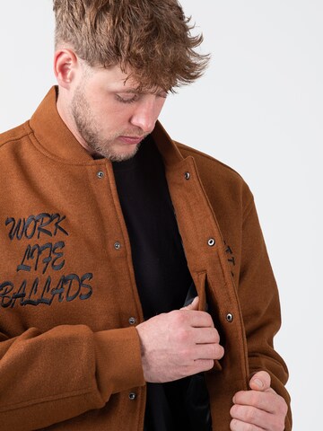 Carhartt WIP Jacke ' Work Varsity' in Braun