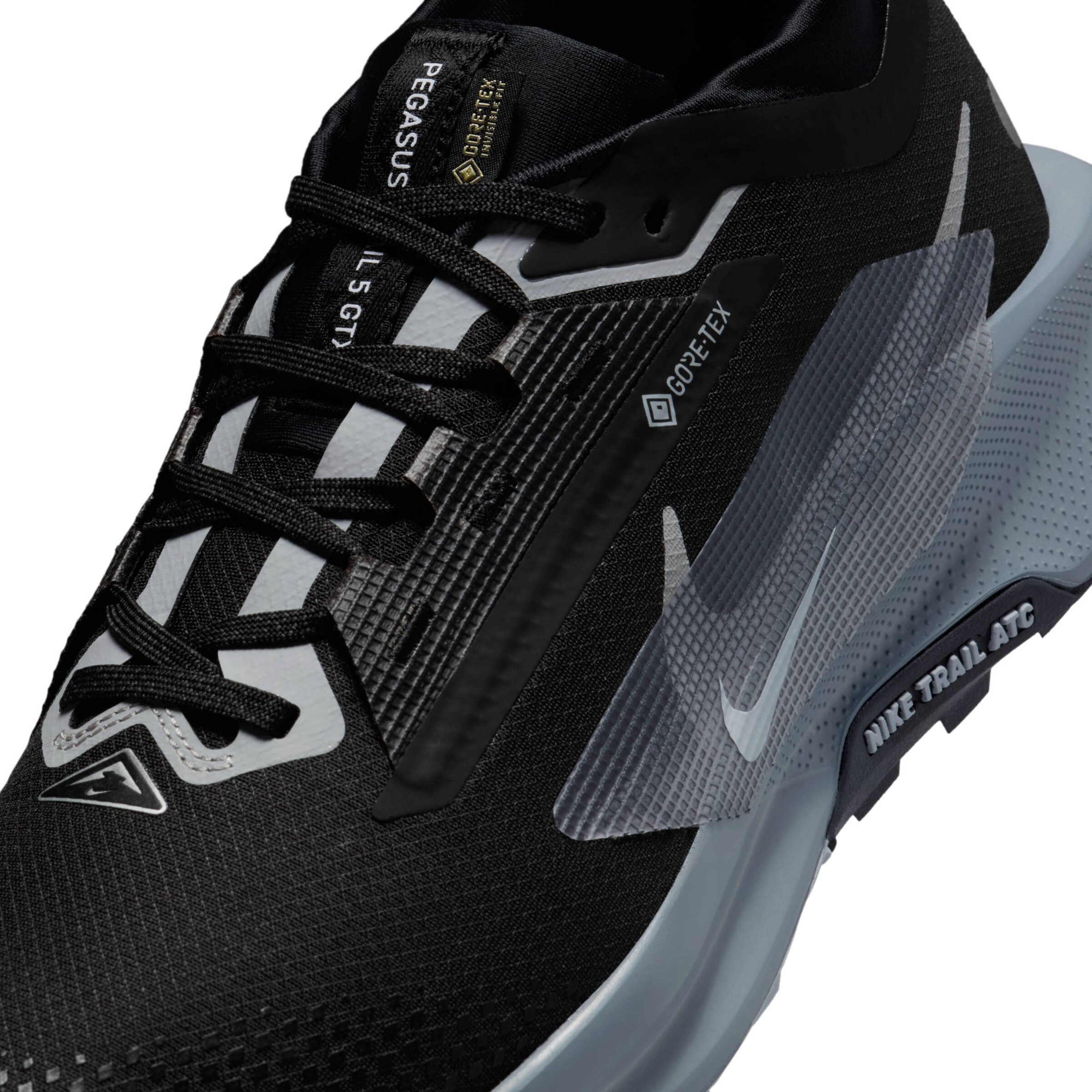 Chaussure de course 'Pegasus Trail 5' NIKE en noir