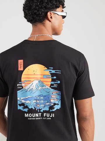 Tricou 'MOUNT FUJI' de la Kaotiko pe negru