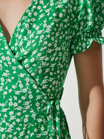 Happiness İstanbul Платье в Зеленый