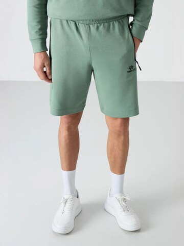 Tommy Life Regular Broek in Groen: voorkant