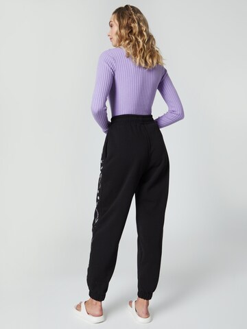 florence by mills exclusive for ABOUT YOU Tapered Broek 'Lilli' in Zwart