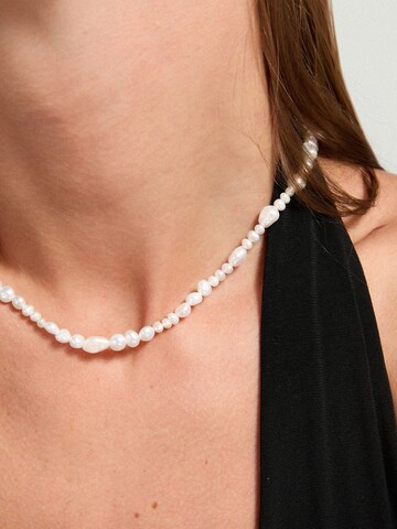 ØYRE Łańcuszek 'Mixed Baroque Pearl' w kolorze biały