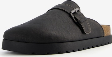 Bershka Clogs in Zwart: voorkant