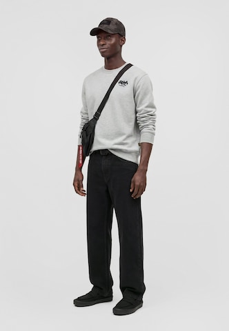 ALPHA INDUSTRIES Sweatshirt i grå