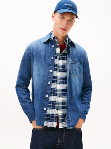 Tommy Jeans Klasický střih Košile – modrá: přední strana