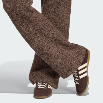 ADIDAS ORIGINALS - Loosefit Pantalón 'Essentials' en marrón