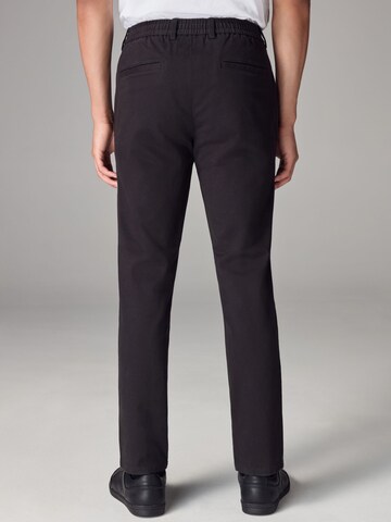 regular Pantaloni chino di Next in nero