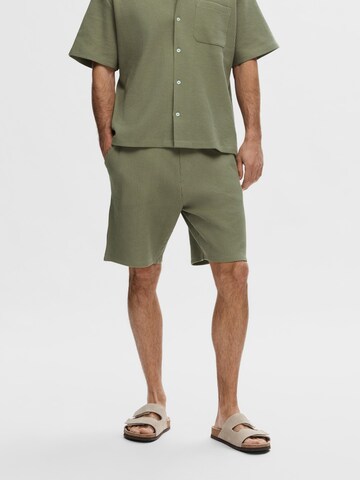 Loosefit Pantalon SELECTED HOMME en vert : devant
