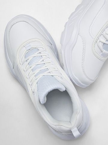 Sneaker bassa di bonprix in bianco