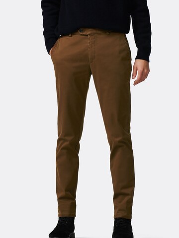 Coupe slim Pantalon chino MMXGERMANY en marron : devant