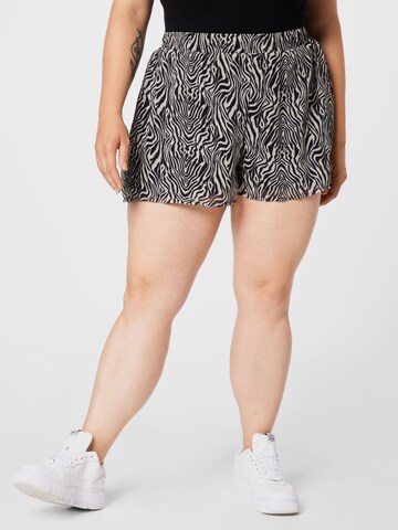 Missguided Plus Shorts in Schwarz: front