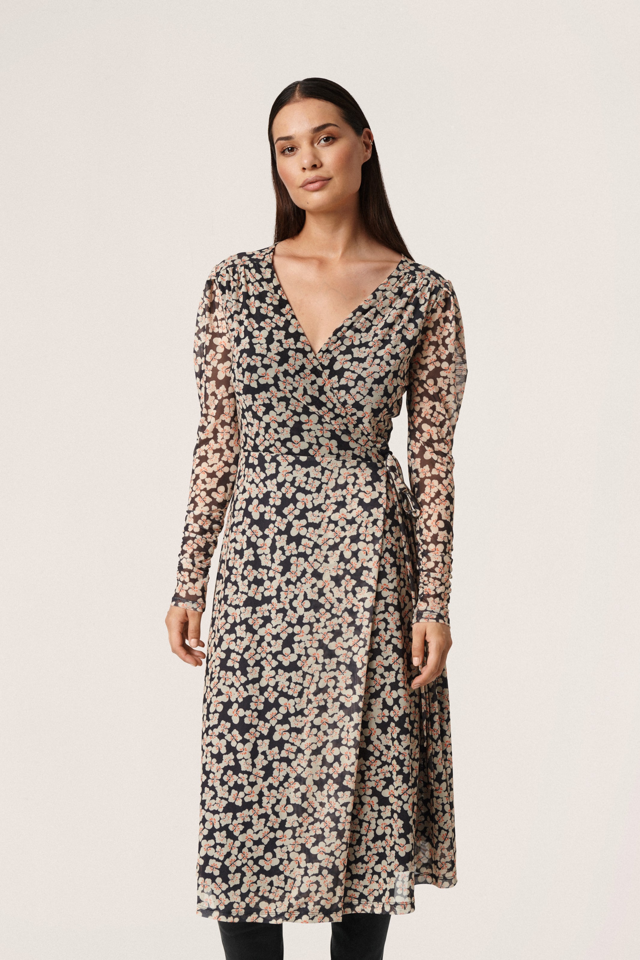 SOAKED IN LUXURY Jurk Aldora in Lichtbeige ABOUT YOU