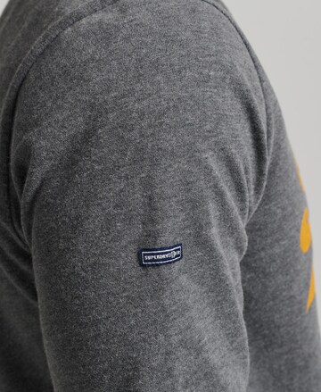 Superdry - Camiseta en gris
