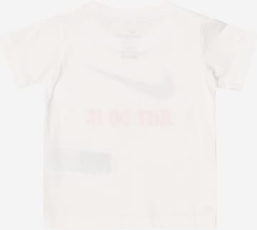 T-Shirt 'SWOOSH' Nike Sportswear en blanc