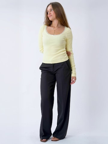 Top ' Lace ' de la ITS MAY pe galben: față