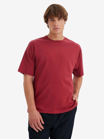 T-Shirt 'Essentials' WESTMARK LONDON en rouge : devant