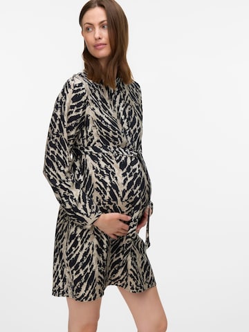 Robe-chemise Vero Moda Maternity en noir : devant