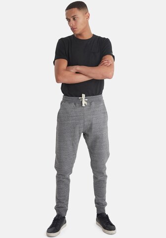 Tapered Pantaloni di BLEND in grigio