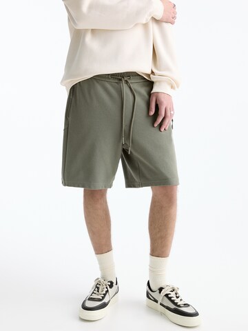 Pull&Bear Loosefit Shorts in Grün: predná strana