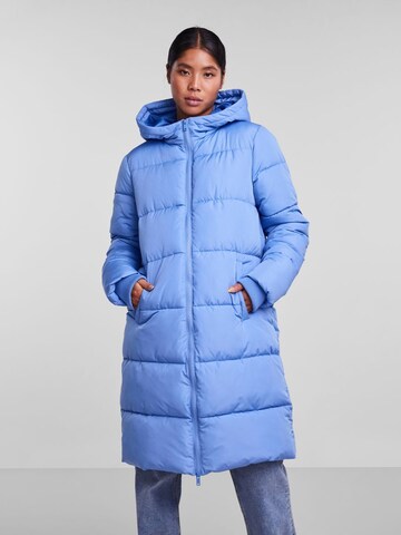 PIECES Płaszcz zimowy 'Bee' w kolorze niebieski: przód