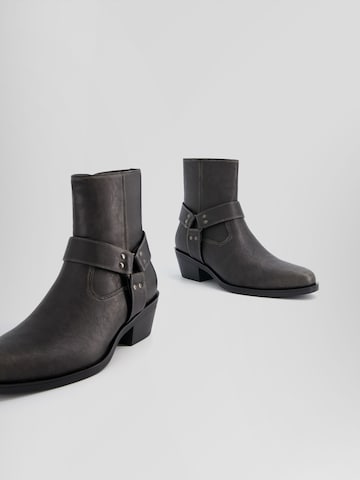 Bershka Kovbojské boty – černá