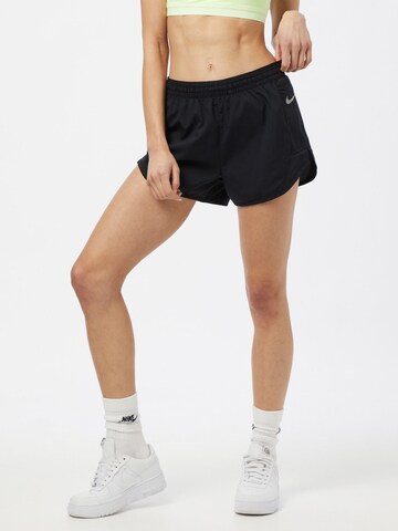 NIKE Regular Sportshorts 'Tempo Luxe' in Schwarz: predná strana