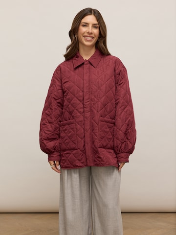 noar studios Overgangsjakke 'QUILTED JACKET' i rød: forside