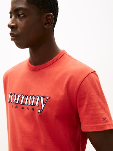 Tricou de la Tommy Jeans pe roșu